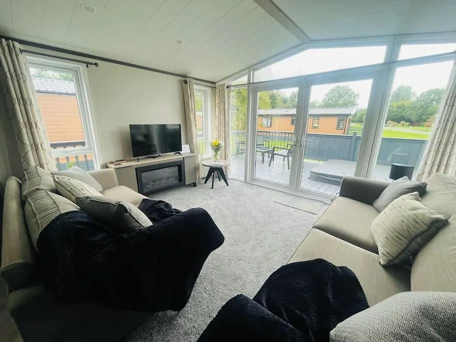 Field View Lodge With Hot Tub York 0*,  United Kingdom